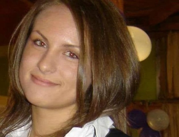 madalina pavlov zambitoare imbracata cu o camasa