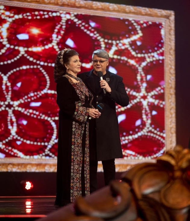 fuego si irina loghin pe scena cantand imbracati elegant