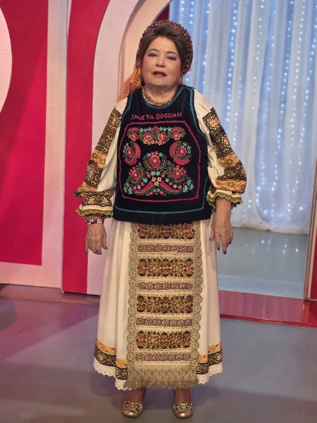 saveta bogdan in costum popular la o emisiune tv