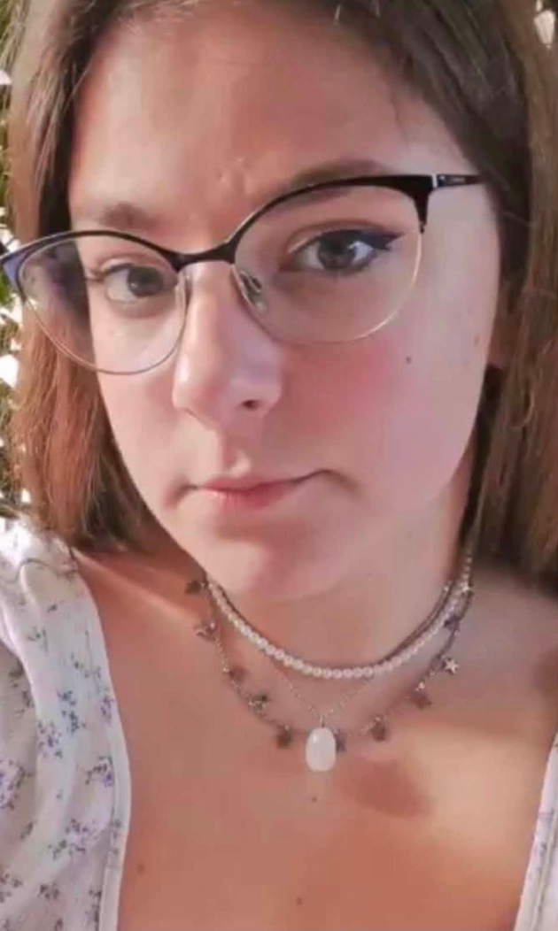 stefania halip fotografie in prim plan purtand ochelari si un colier