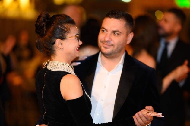 afaceristul mihai mitoseriu dansand cu sotia sa, bianca mitoseriu la o petrecere imbracati elegant