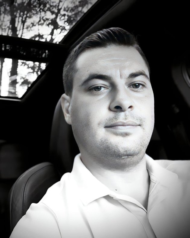 selfie alb negru cu mihai mitoseriu in masina