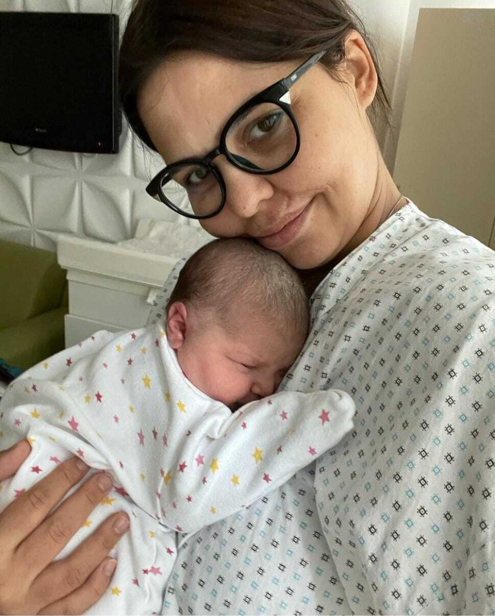 Andreea Popescu și fetița ei în spital