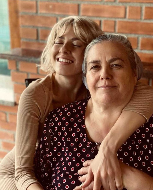 Lidia Buble își îmbrățișează mama