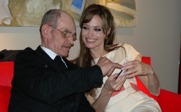 Ion Birladeanu și Angelina Jolie vorbesc și zămbesc la galeria de artă Anne de Villepoix, Frața