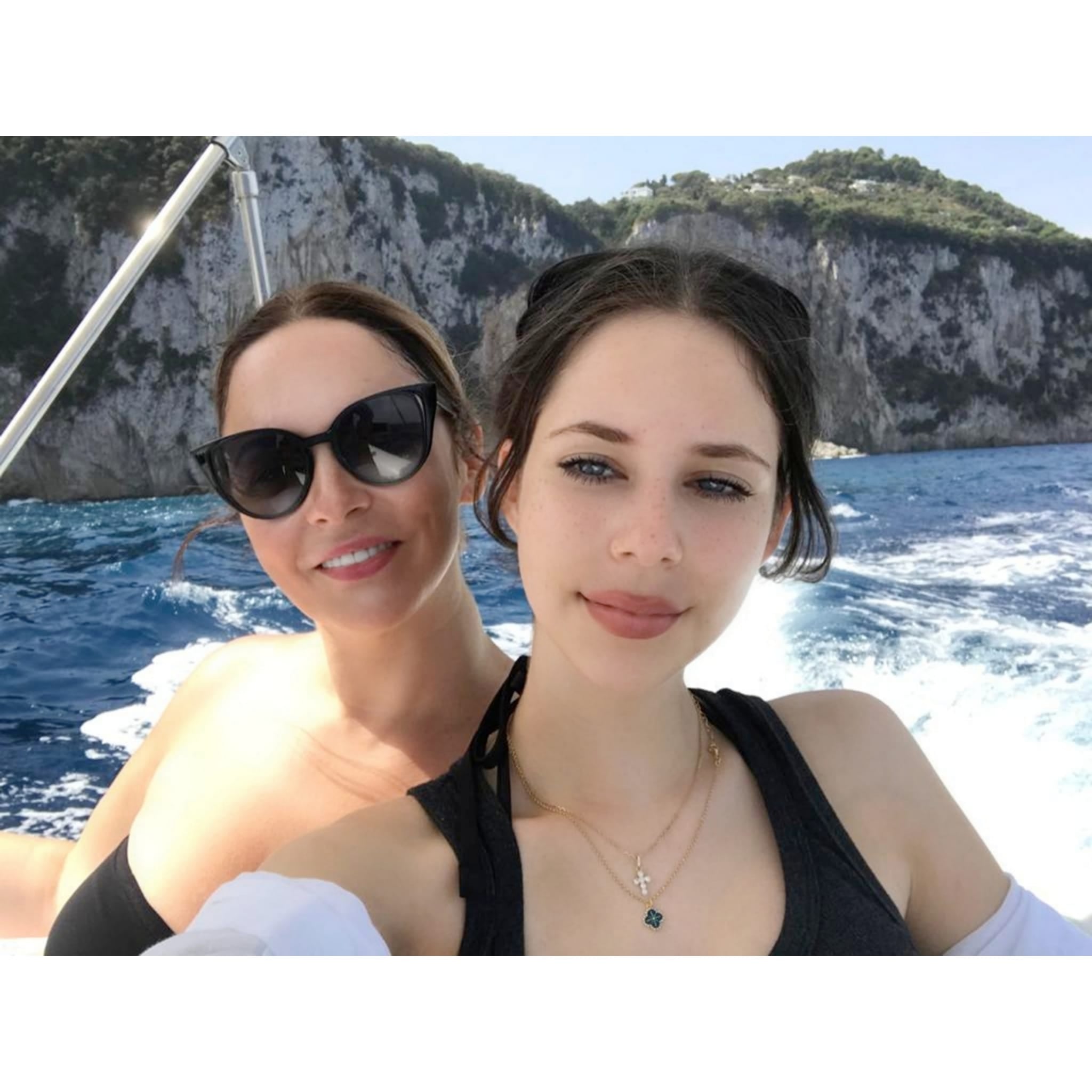 Andreea Marin și Violeta în vacanță se plimbă cu barca și fac un selfie