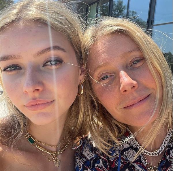 Gwyneth Paltrow și fiica sa, Apple, fac un selfie