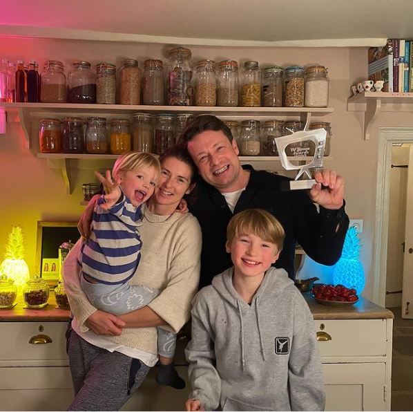 Jamie Oliver împreună cu familie după ce a căștigat premiul TV Times Magazine