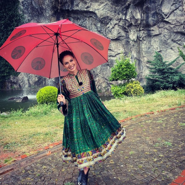Iirina Fodor la Asia Express cu o rochie colorată și o umbrelă