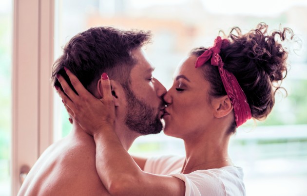Imagine cu un cuplu care se sărută