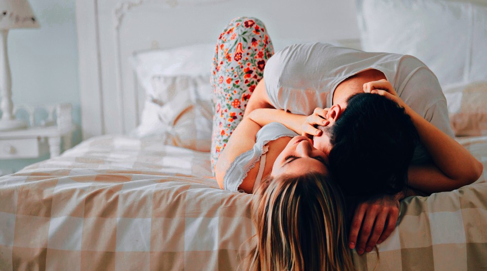 Cuplu care se sărută în pat