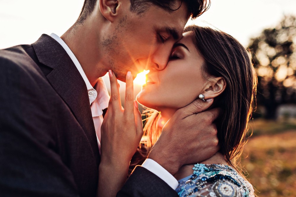 Fotografie cu un cuplu care se sărută