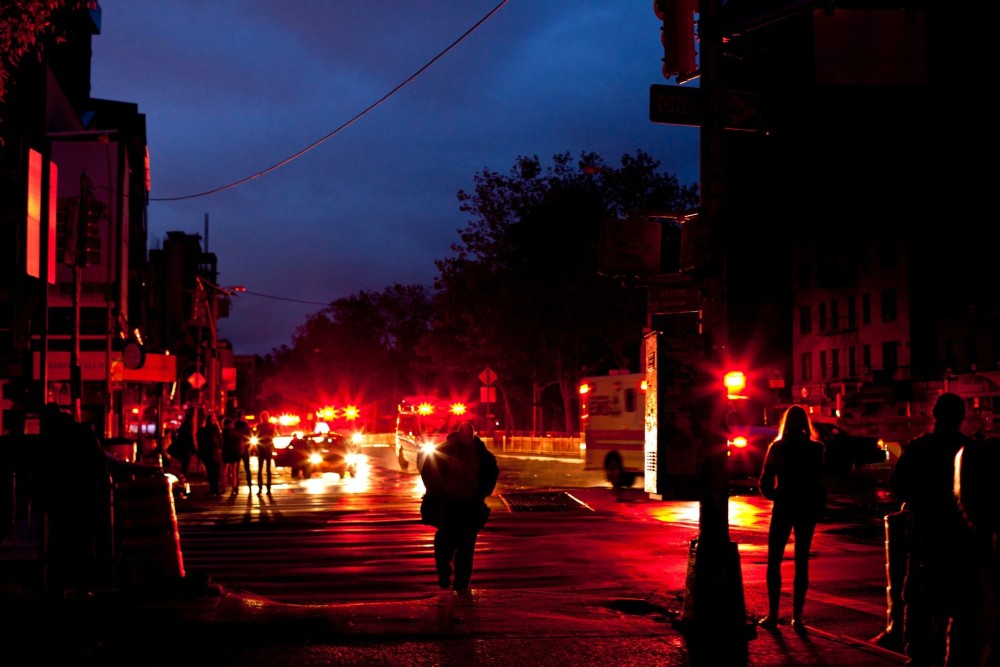 Fotografie cu o stradă dintr-un oraș fără lumină