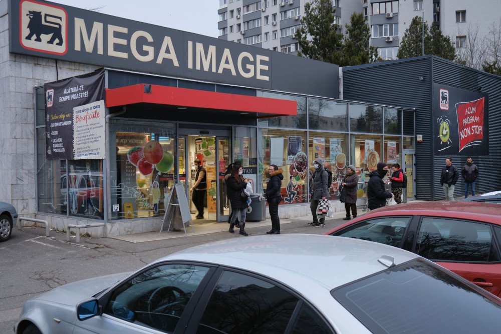 Imagine cu un magazin Mega Image