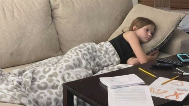 Lyla Mccarty stă în pat tristă