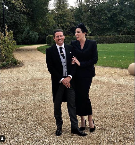 Liv Tyler și Dave Gardner îmbrăcați în negru