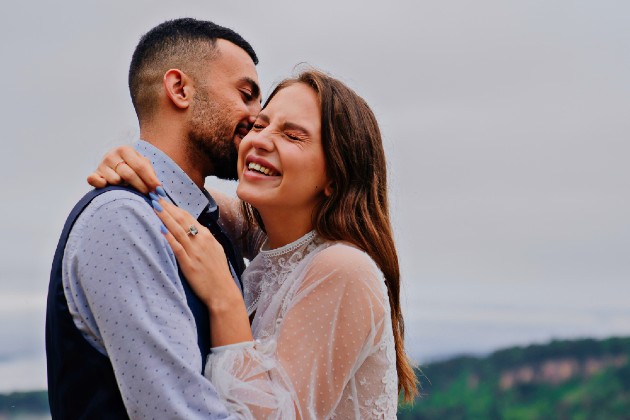 imagine cu un bărbat și o femeie care se sărută