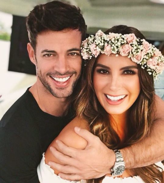 William levy și elizabeth gutierrez zămbesc și fac un selfie