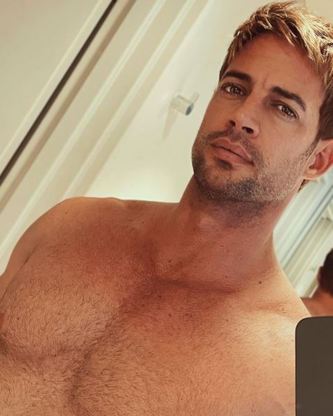 William Levy își face o poză în oglindă