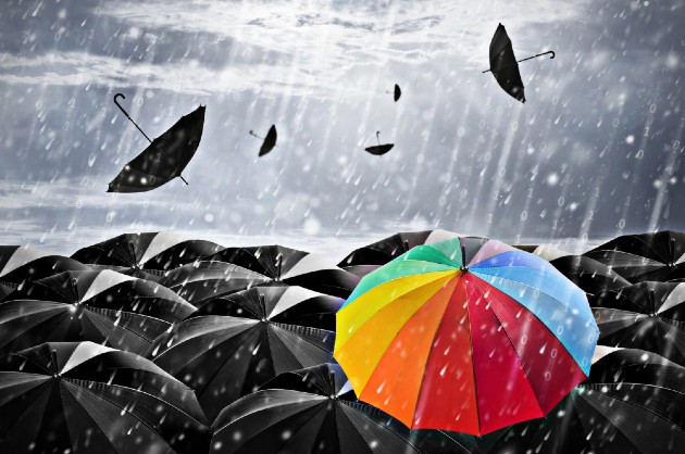 Fotografie cu o umbrelă colorată pe un fundal alb negru