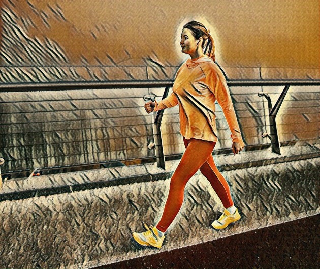Imagine cu o femeie care se plimbă pe stradă
