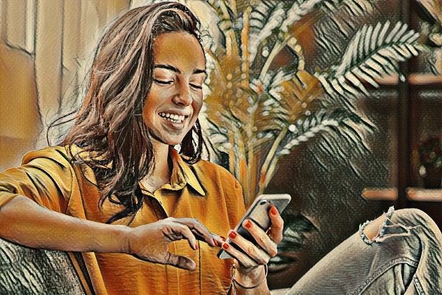 Imagine cu o femeie care se uită latelefon și zâmbește