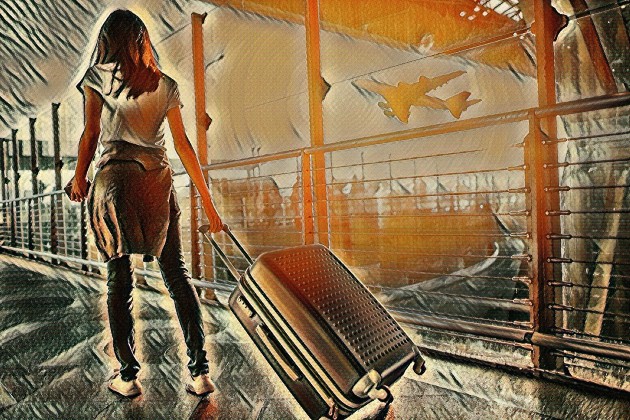 Imagine cu o femeie în aeoport care cară un troler