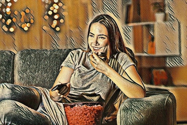 Imagine cu o femeie care se uită la televizor și râde