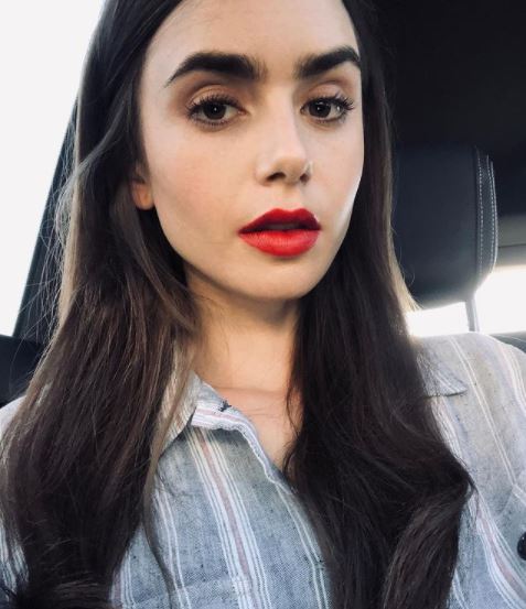 Lily Collins face un selfie în mașină