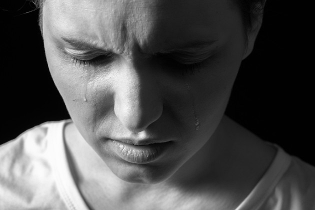 Imagine al-negru cu fața unei femei care plânge