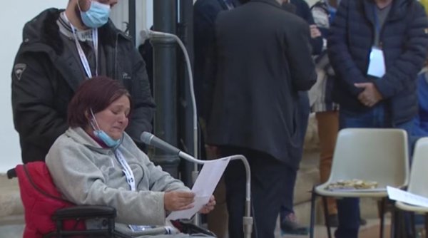 Imagine cu o femeie în scaun cu rotile care l-a impresionat pe Papa Francisc