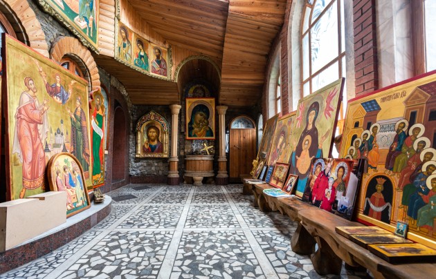 Imagine cu mai multe icoane într-o biserică