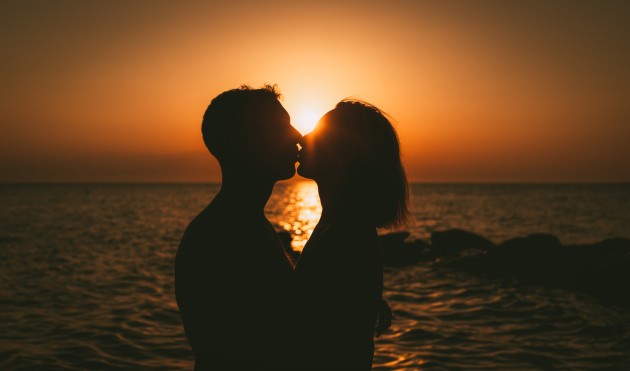 Imagine cu un cuplu care să sărută la apus