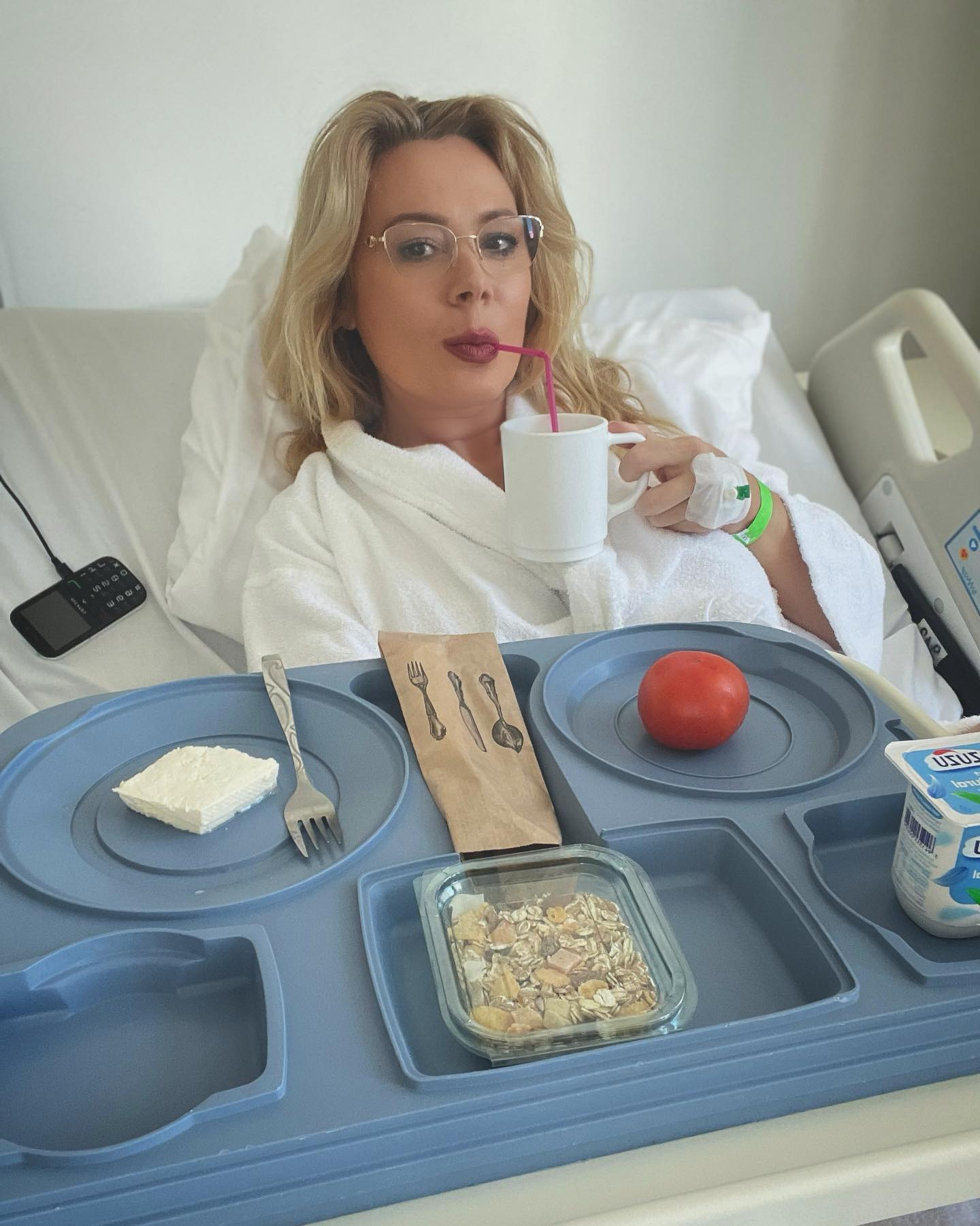 Dana Săvuică în spital mâncând