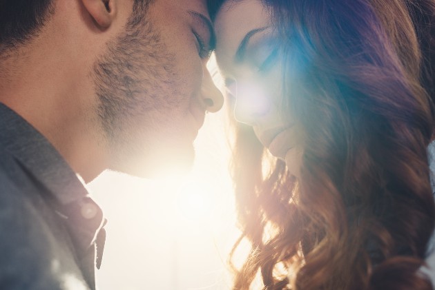 Imagine cu o femeie și un bărbat care vor să se sărute