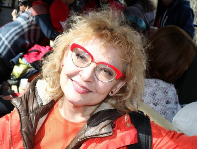 Mihaela Tatu în timpul unei călătorii îmbrăcată în roșu