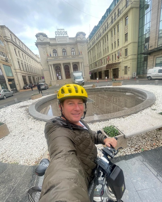 Pavel Bartoș plimbându-se cu bicicleta