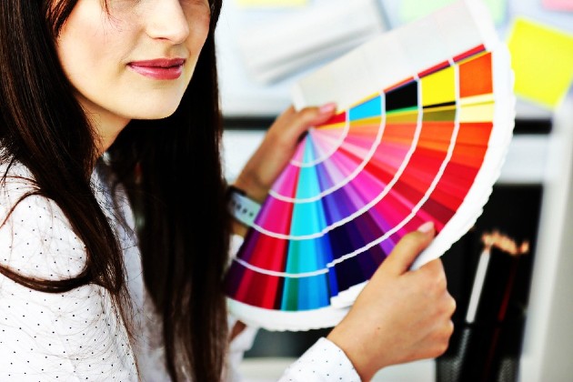 Imagine cu o femeie care ține în mâini o paletă de culori