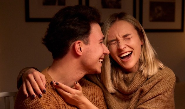 Imagine cu un bărbat și o femeie care râd împreună