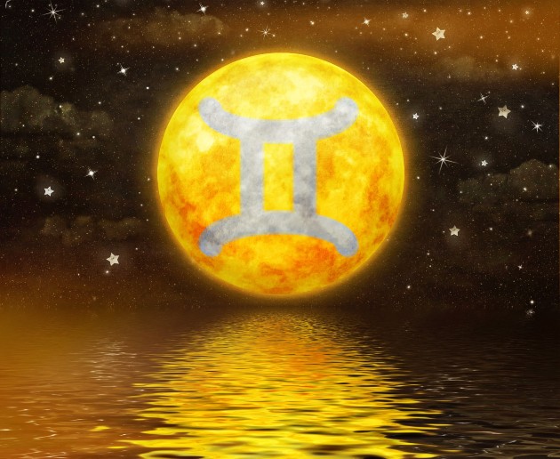 Ilustrație cu o lună galbenă deasupra mării și cu semnul zodiacal gemeni pe ea