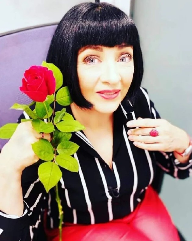 Neti Sandu cu un trandafir în mână