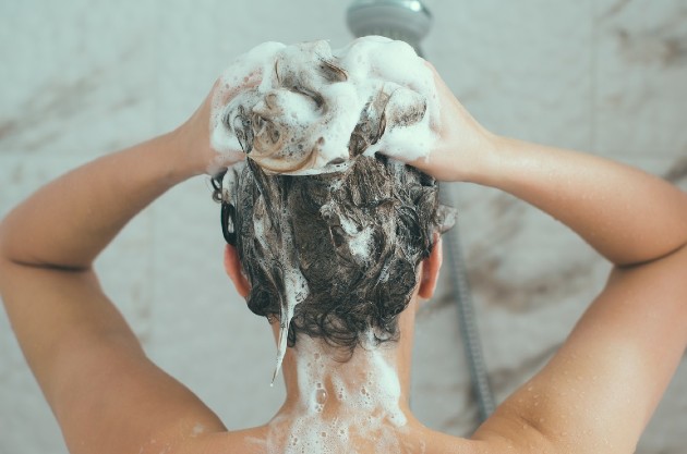 Imagine cu o femeie care își spală părul