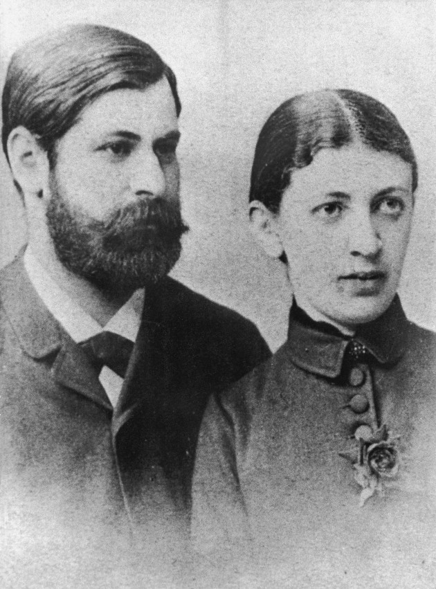 Poză alb negru cu Sigmund Feud la costum și cu Martha 