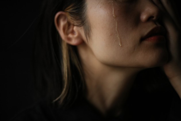 Imagine cu chipul unei femei care plânge