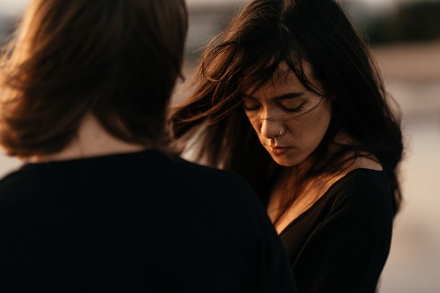 Imagine cu o femeie cu părul în vânt care se uită în jos