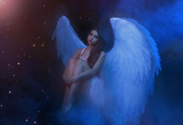Imagine cu o femeie frumoasa cu aripi albe de înger în cer