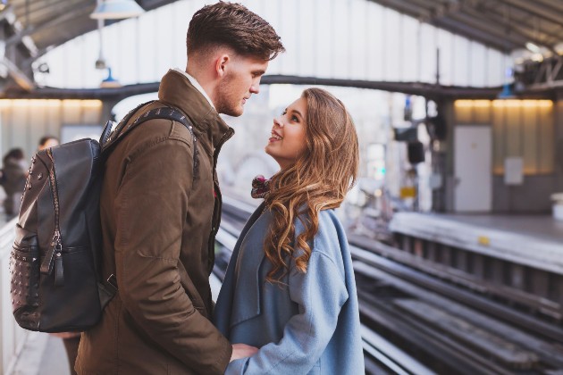 Imagine cu un o femeie și un bărbat care vor să se sărute în gară