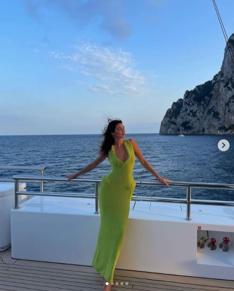 Kendall Jenner la mare îmbrăcată într-o rochie verde