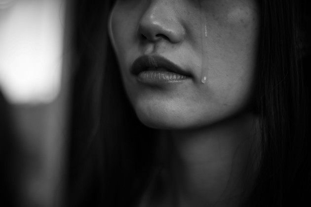 Imagine alb-negru cu chipul unei femei care plânge