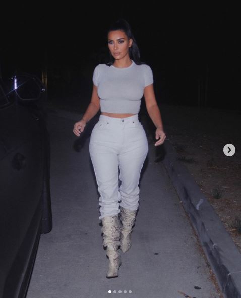 Imagie cu Kim Kardashian purtând pantaloni cu talie înaltă